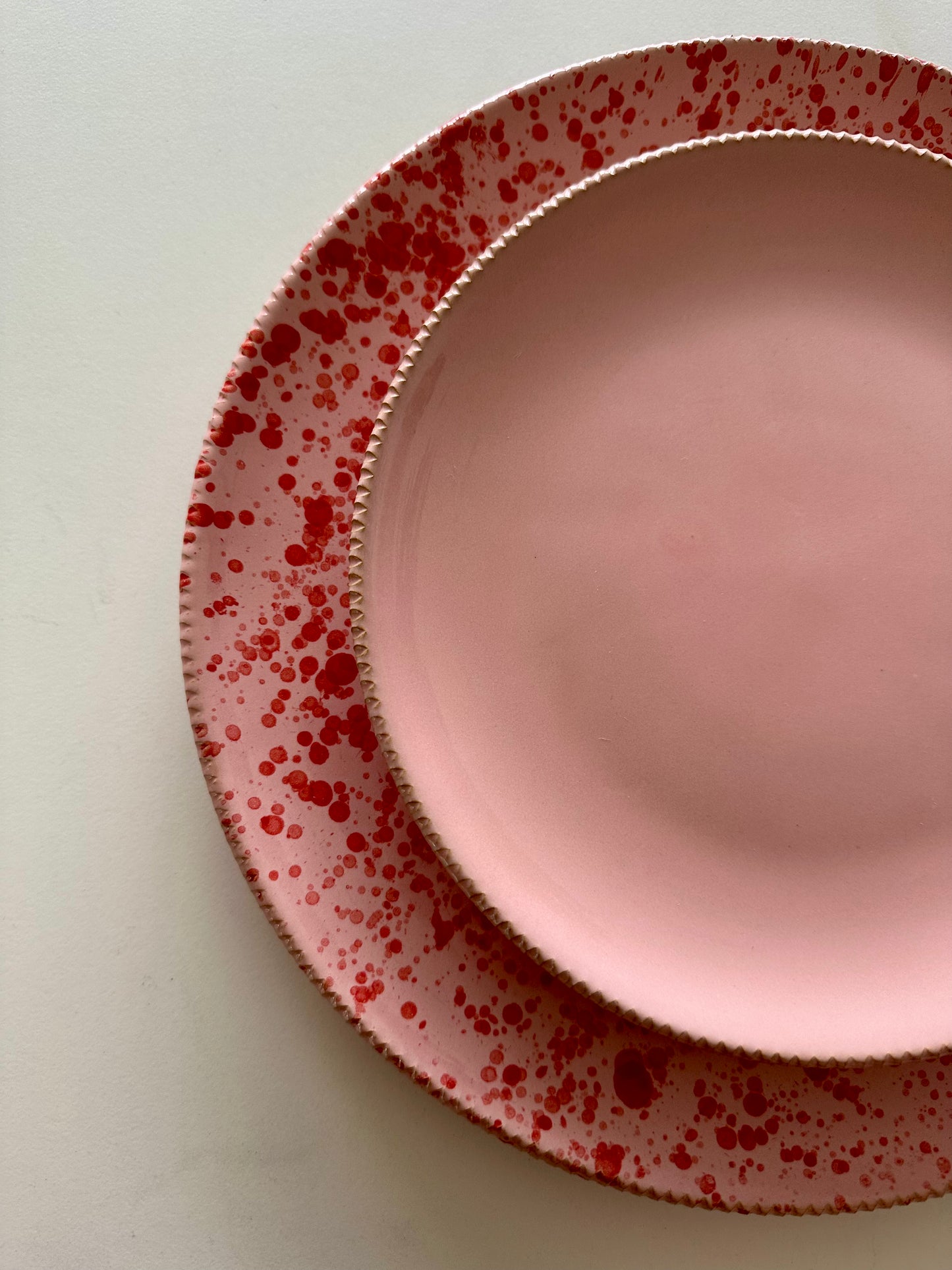 Dinerbord Bella roze/rood gespetterd
